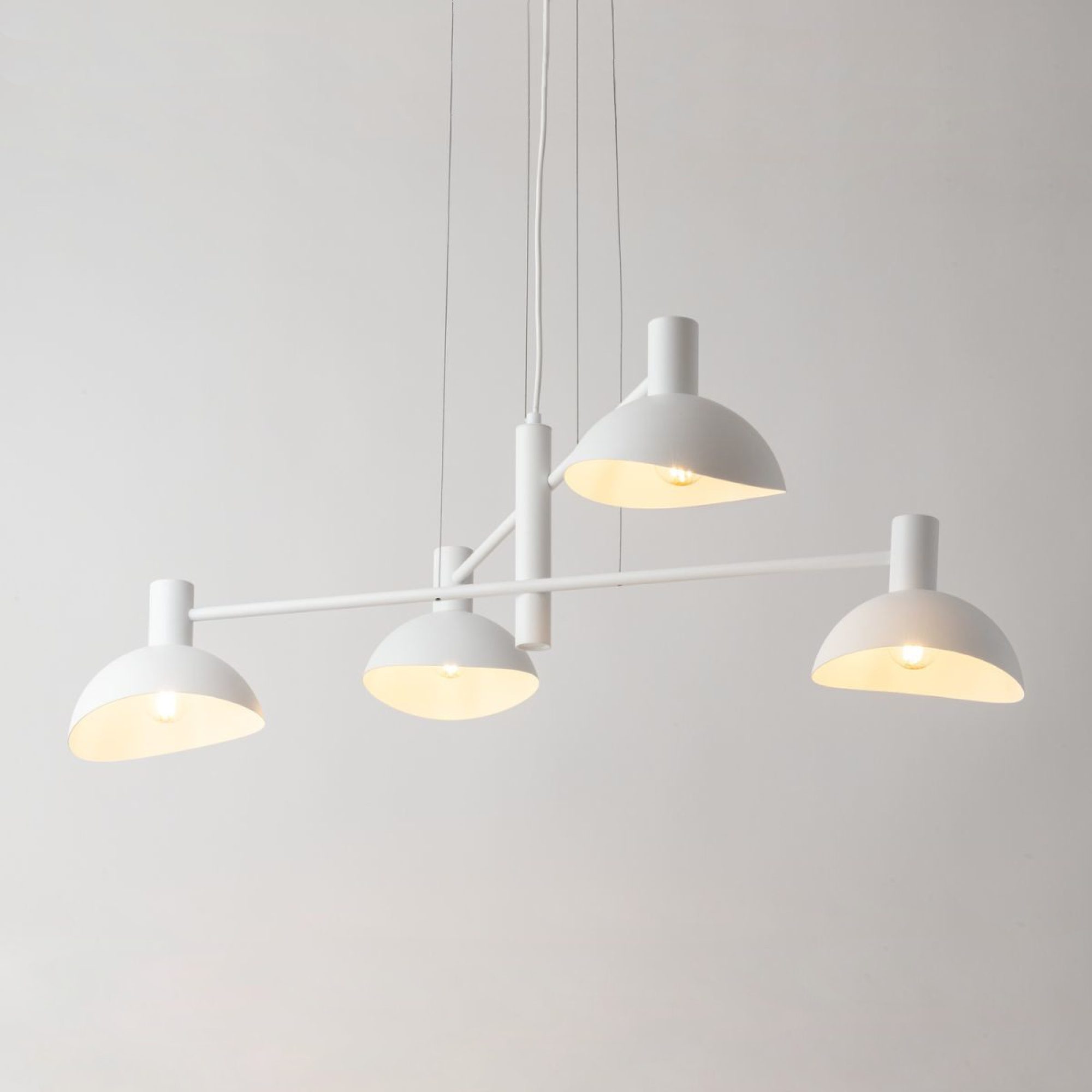 Biała lampa wisząca Artis 4 w aranżacji wnętrza