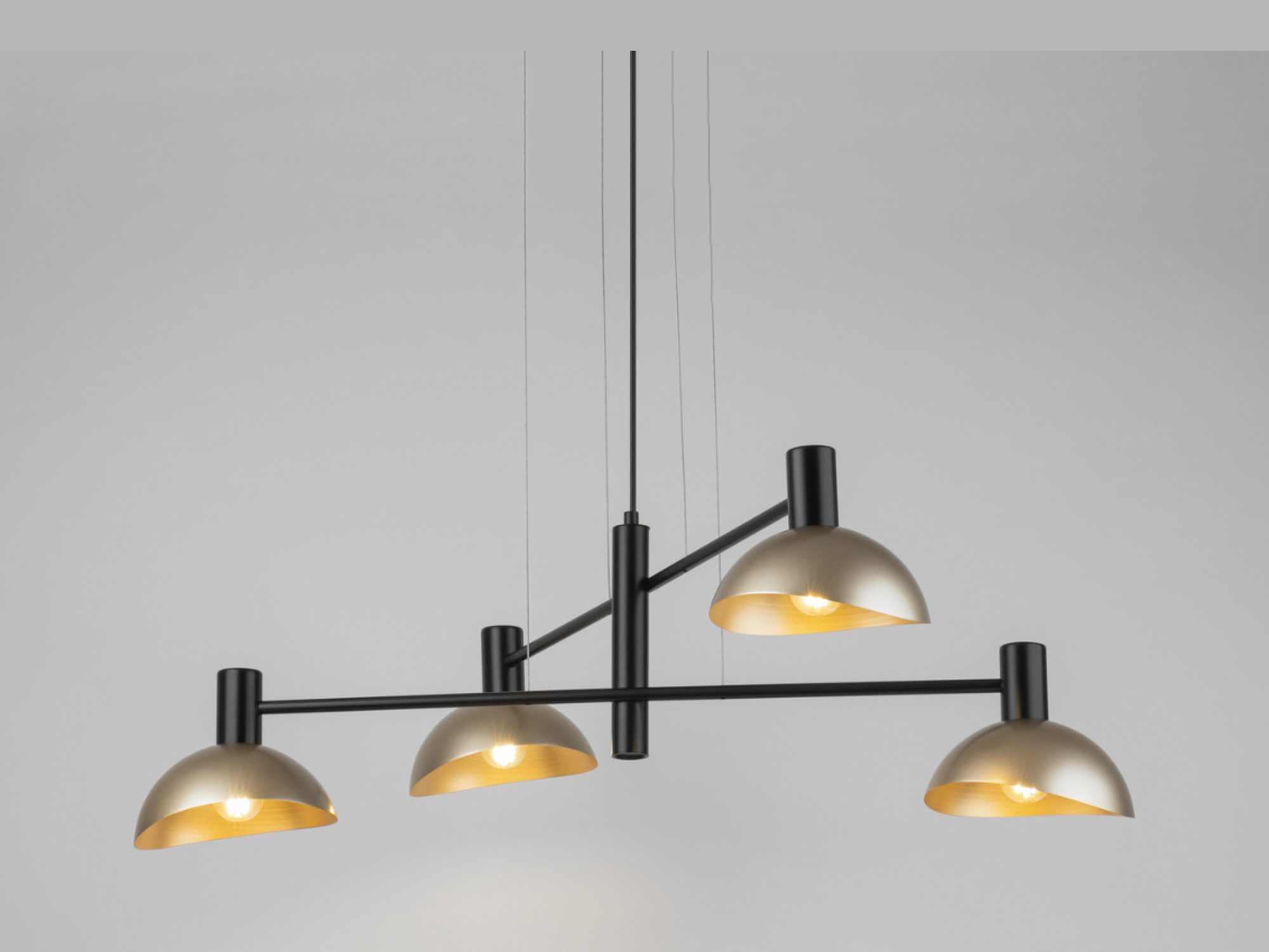 Lampa Artis 4 czarno-złota na jasnym tle, widok konstrukcji i kloszy