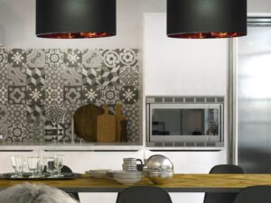 Miniaturka 1 - Lampa wisząca Astava w aranżacji nad stołem w jasnej kuchni