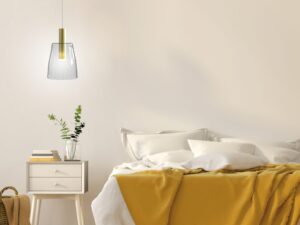 Miniaturka 1 - Lampa wisząca Astedia ze stożkowym kloszem przy łóżku w sypialni