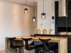 Miniaturka 3 - Lampa wisząca Astosa z trzema kloszami nad stołem w jadalni