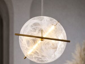 Miniaturka 1 - Lampa wisząca Avatona zbliżenie marmurkowego klosza i świecącej listwy