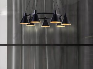 Miniaturka 1 - Lampa wisząca Avelano siedem czarnych kloszy nad stołem w jadalni