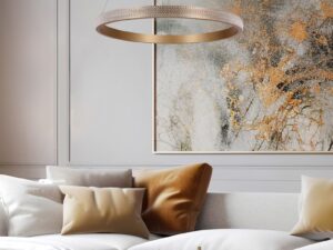 Miniaturka 1 - Złota lampa wisząca Avesela 60 cm nad stolikiem w jasnym salonie