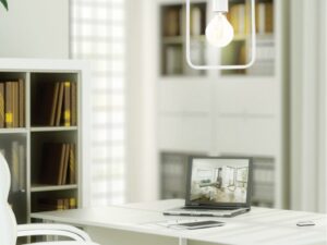 Miniaturka 1 - Biała lampa wisząca Avisena nad jasnym biurkiem w pokoju do pracy