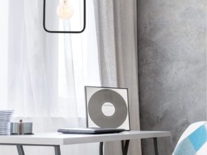 Miniaturka 4 - Czarna lampa wisząca Avisena obok okna nad stolikiem