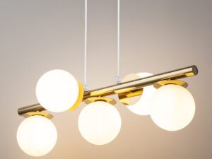 Miniaturka 1 - Lampa wisząca Avola 5 z zapalonymi białymi kloszami i złotą belką, zbliżenie