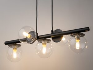 Miniaturka 7 - Zbliżenie na pięć przezroczystych kloszy lampy wiszącej Avola kulki 5 przy czarnej belce