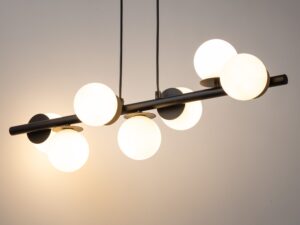 Miniaturka 5 - Lampa wisząca Avola kulki 7, czarna belka i siedem świecących białych kul, zbliżenie