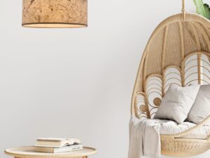 Miniaturka 1 - Lampa wisząca Avosena w aranżacji jasnego salonu z plecionym fotelem