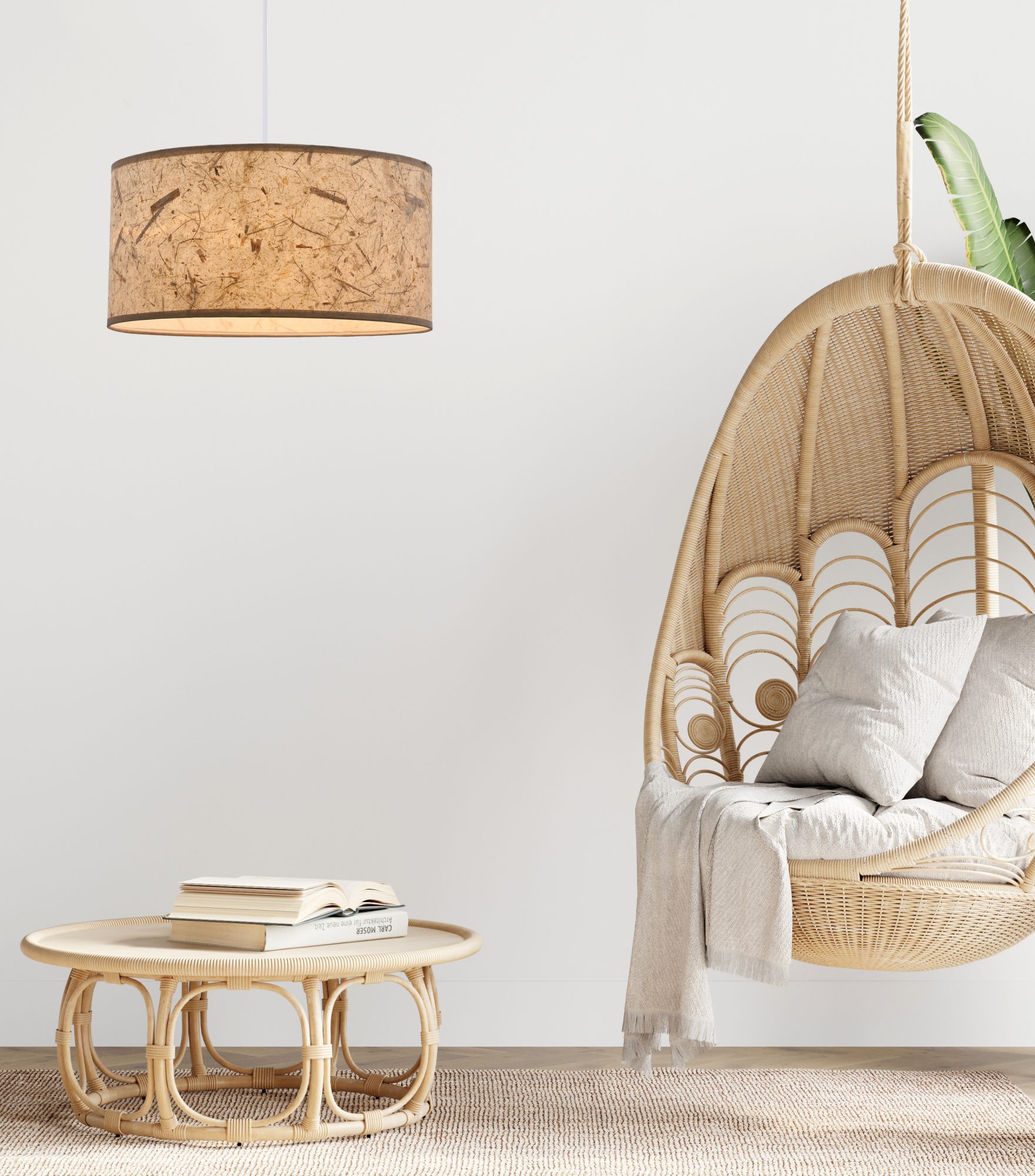 Lampa wisząca Avosena w aranżacji jasnego salonu z plecionym fotelem