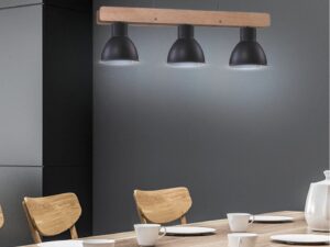 Miniaturka 1 - Lampa wisząca Avosira z trzema czarnymi kloszami nad drewnianym stołem
