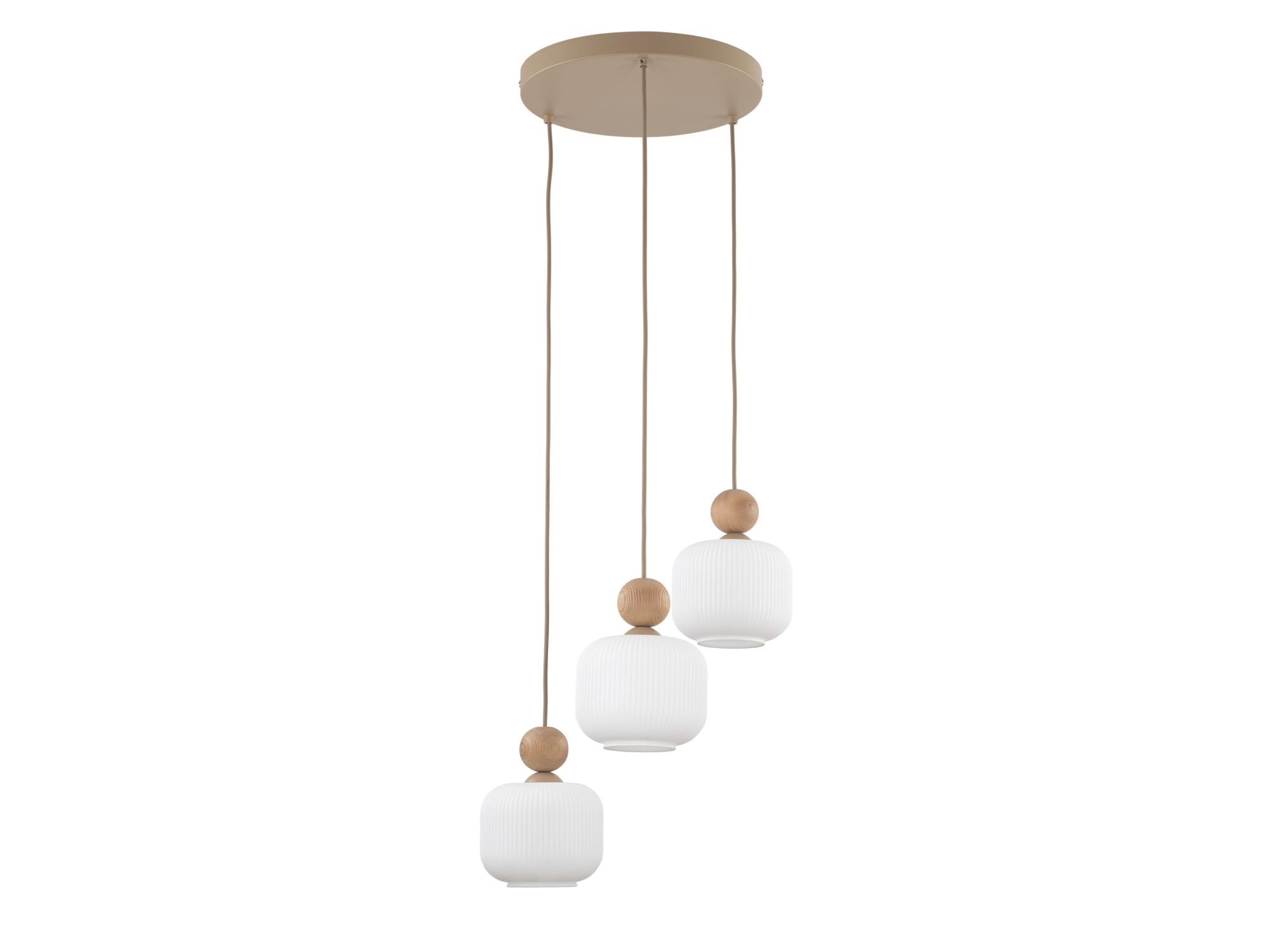 Lampa wisząca Ballo z trzema białymi ryflowanymi kloszami na białym tle