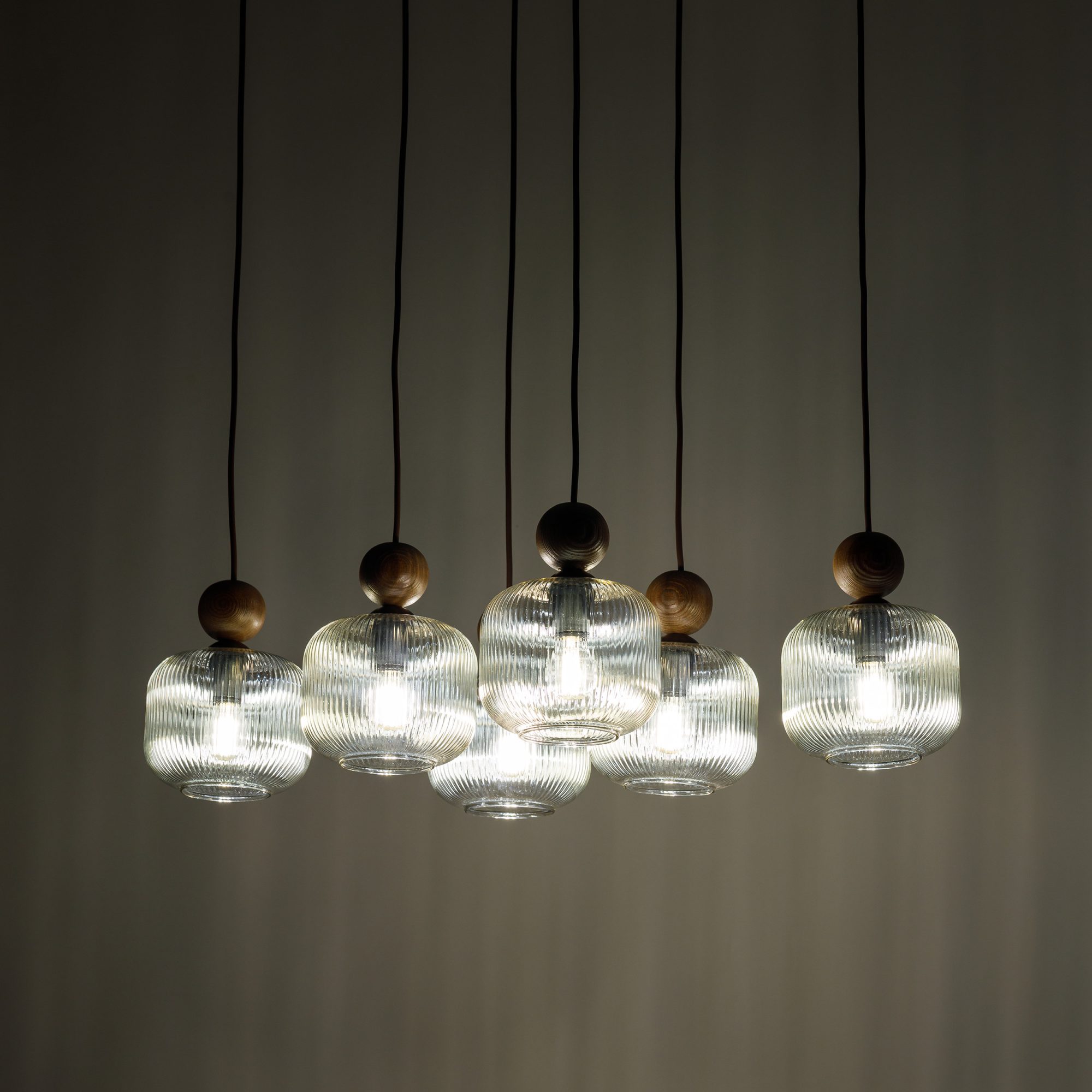 Orzechowa lampa wisząca Ballo 6-punktowa we wnętrzu
