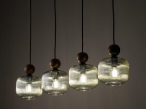 Miniaturka 1 - Lampa wisząca Ballo Listwa z czterema zapalonymi źródłami E14 za ryflowanym szkłem