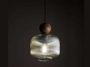 Miniaturka 3 - Lampa wisząca Ballo w wykończeniu orzechowym z koniakowym szklanym kloszem z innego ujęcia