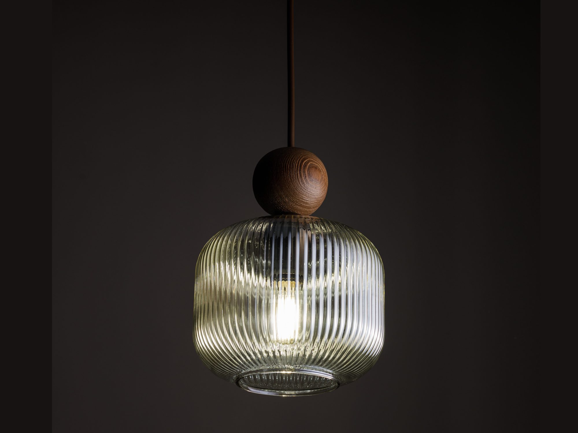 Lampa wisząca Ballo w wykończeniu orzechowym z koniakowym szklanym kloszem z innego ujęcia