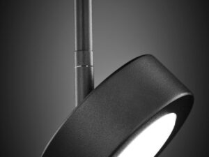 Miniaturka 3 - Lampa wisząca Bar 1 L czarna, zapalony reflektor na ciemnym tle