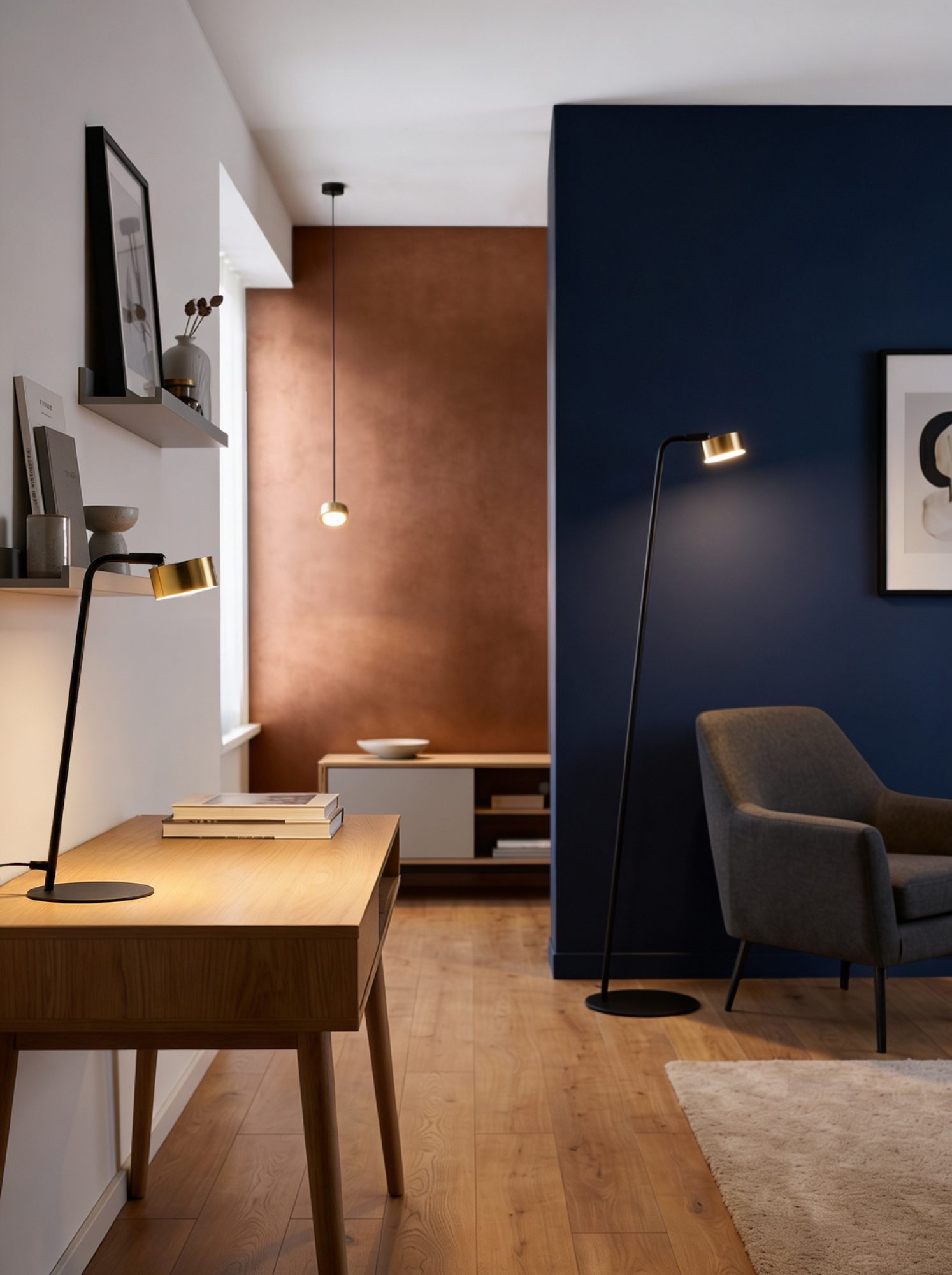 Lampa podłogowa Bar czarno-złota obok fotela w salonie