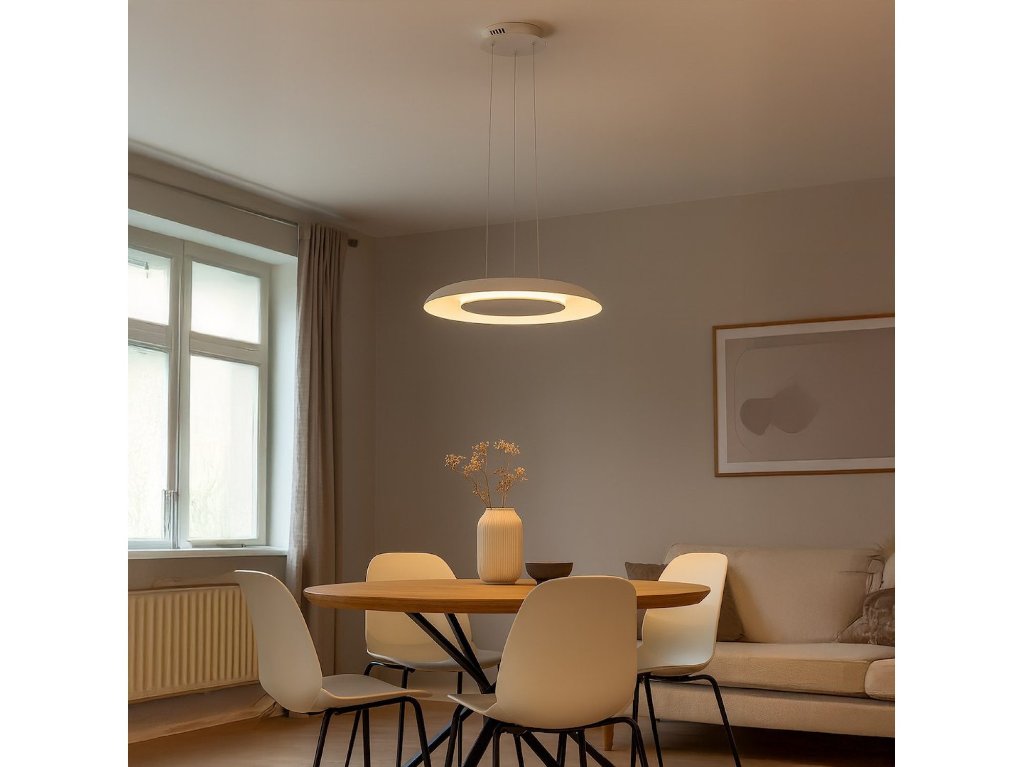 Biała lampa Belarano w jasnej jadalni z naturalnymi materiałami