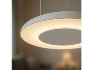 Miniaturka 7 - Świecący biały pierścień lampy Belarano z bliska na tle wnętrza
