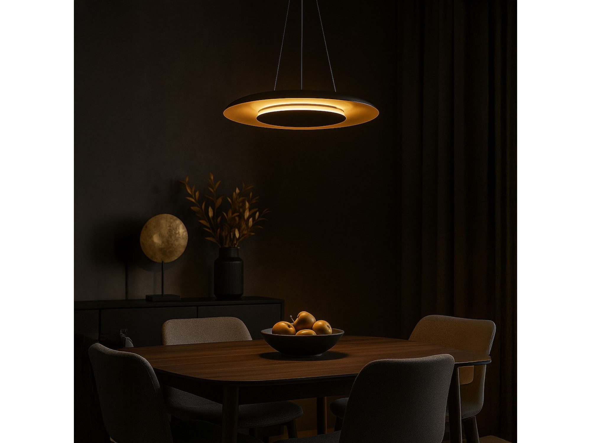 Czarno-złota lampa Belarano nad stołem w eleganckiej jadalni