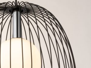 Miniaturka 1 - Zbliżenie czarnej drucianej osłony lampy wiszącej Bell 1 M i białego świecącego klosza