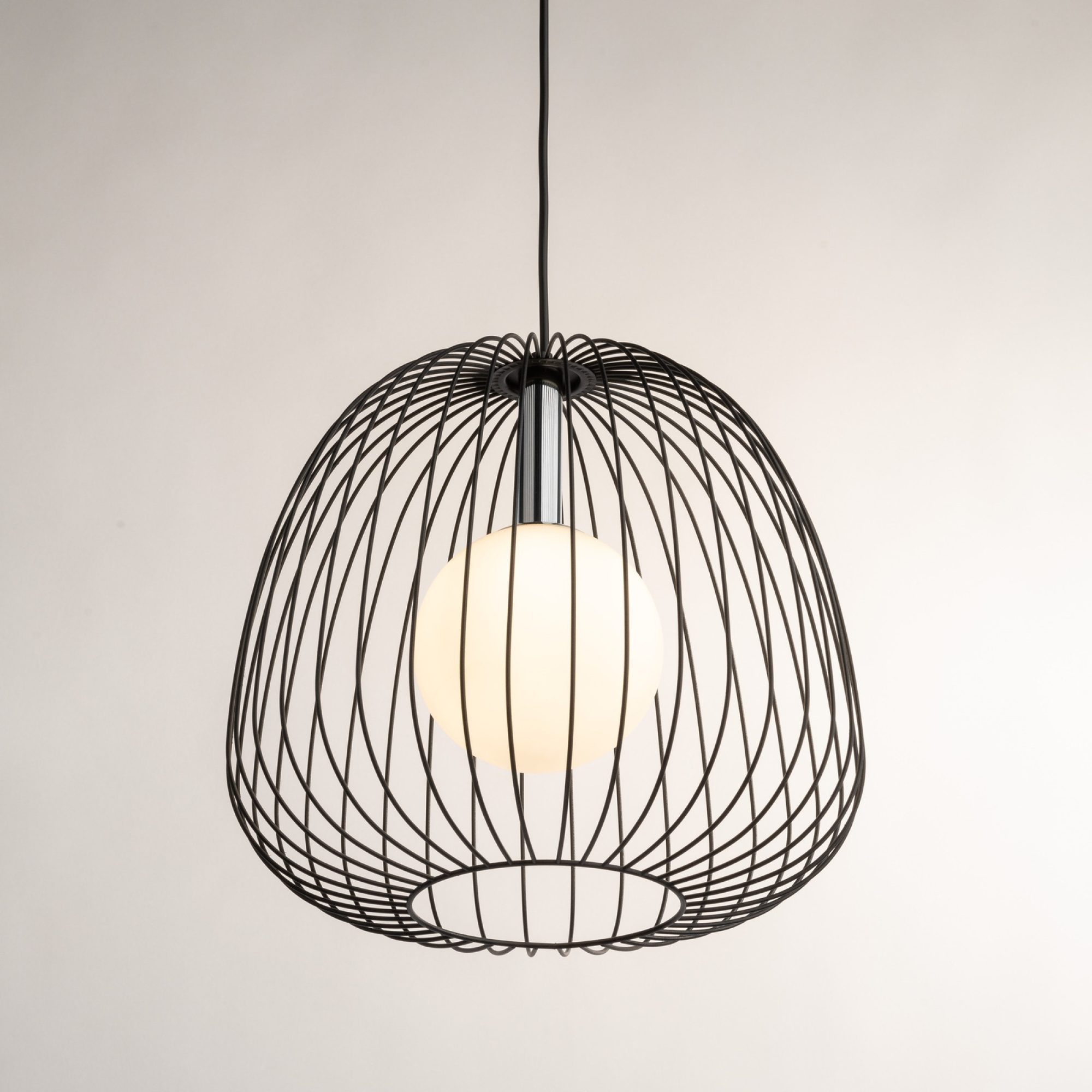Lampa Bell 1 M czarno-srebrna z zapaloną mleczną kulą wewnątrz ażurowej osłony
