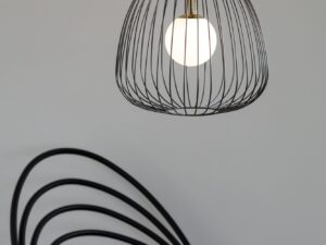 Miniaturka 9 - Lampa Bell 1 M czarno-złota nad designerskim czarnym krzesłem, ujęcie aranżacyjne