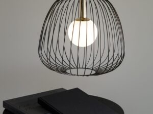 Miniaturka 8 - Lampa Bell 1 M czarno-złota nad stolikiem z książkami, ujęcie wnętrzarskie