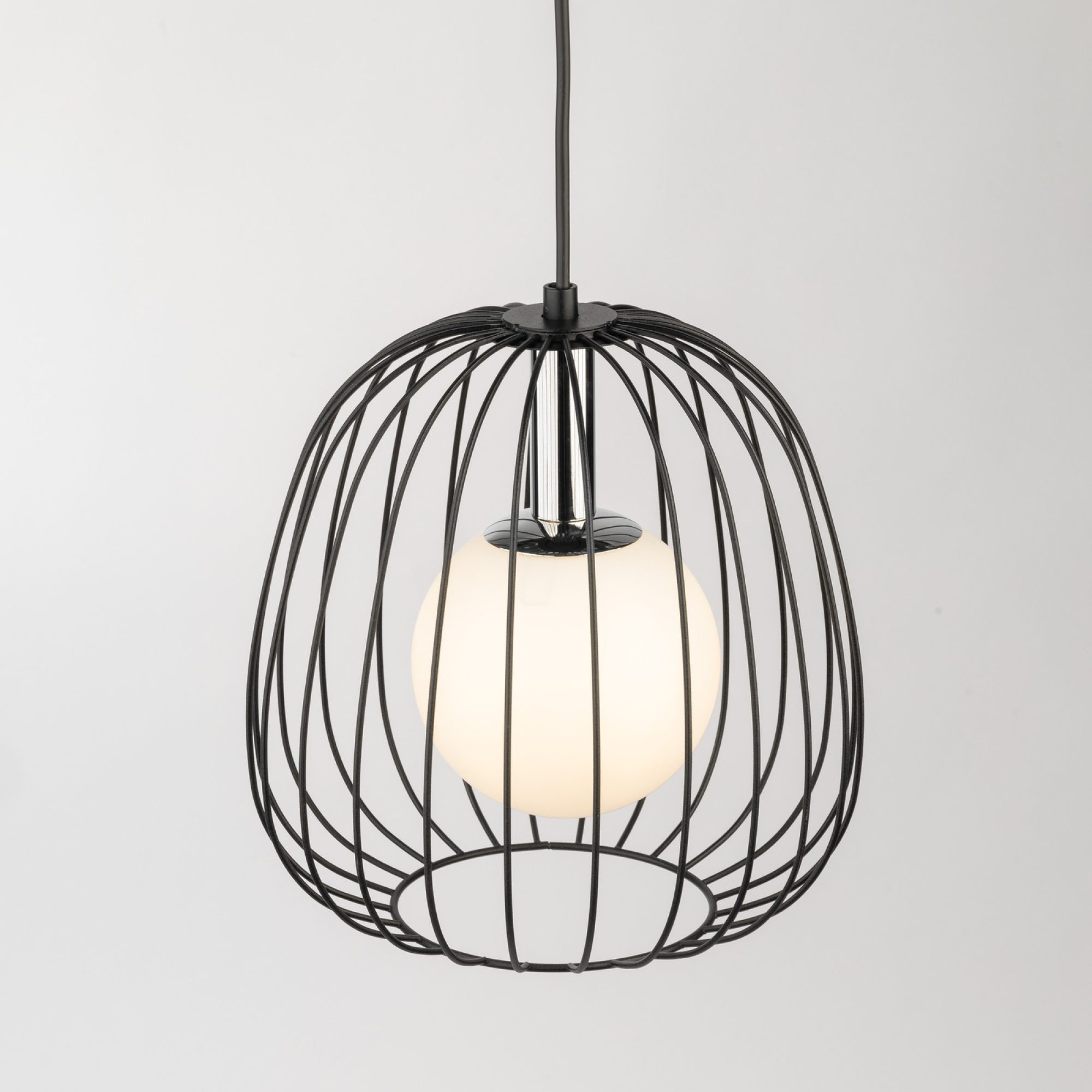 Lampa wisząca Bell 1 S z czarną oprawą i srebrnym wykończeniem, drugie ujęcie
