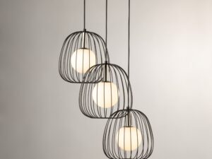 Miniaturka 1 - Lampa wisząca Bell 3 czarno-srebrna w aranżacji wnętrza z trzema kloszami