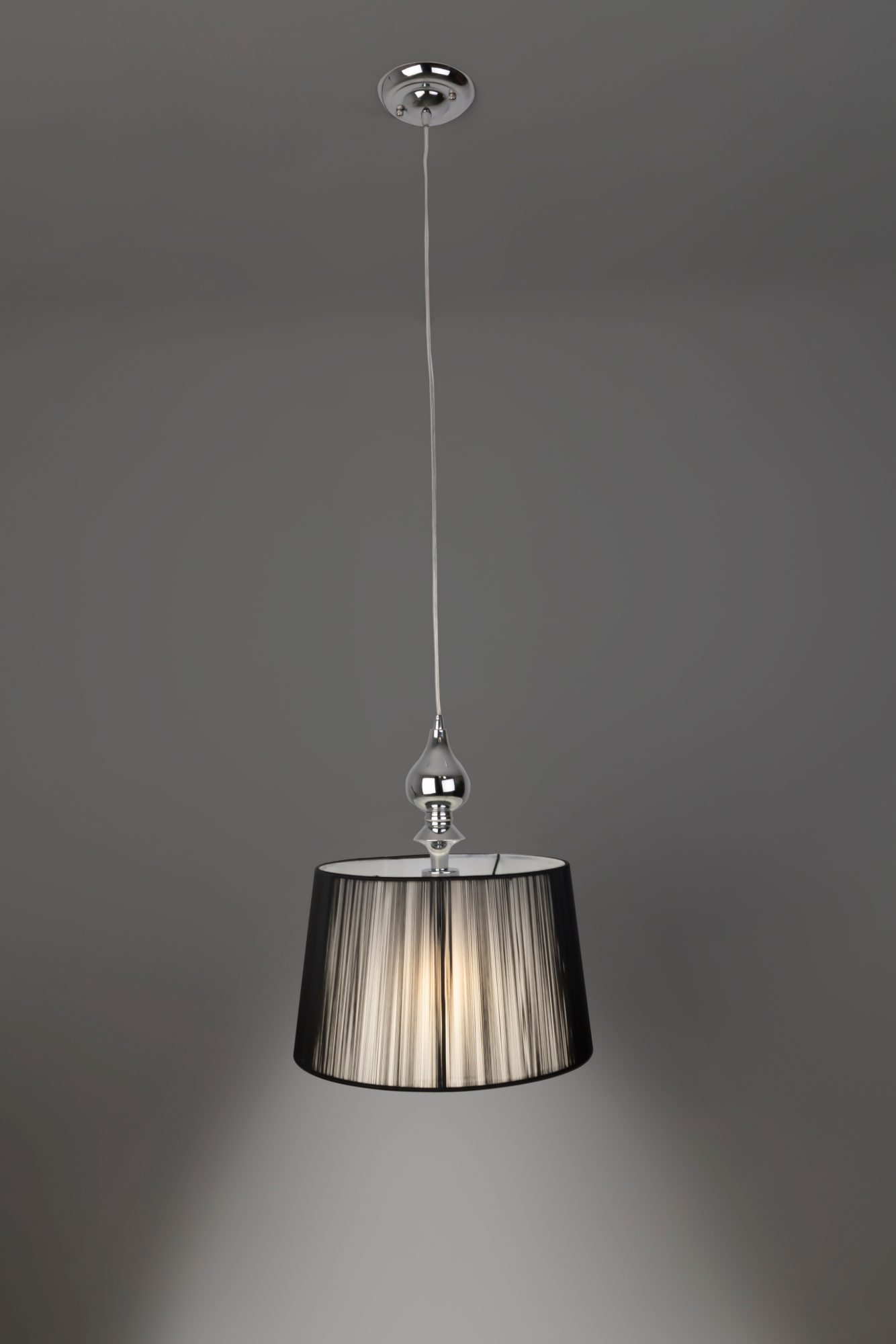 Lampa wisząca Beraveta z podświetlonym czarnym nitkowym abażurem