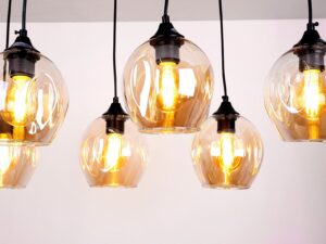 Miniaturka 3 - Brązowe szklane klosze lampy Berevia ze świecącymi żarówkami – detal