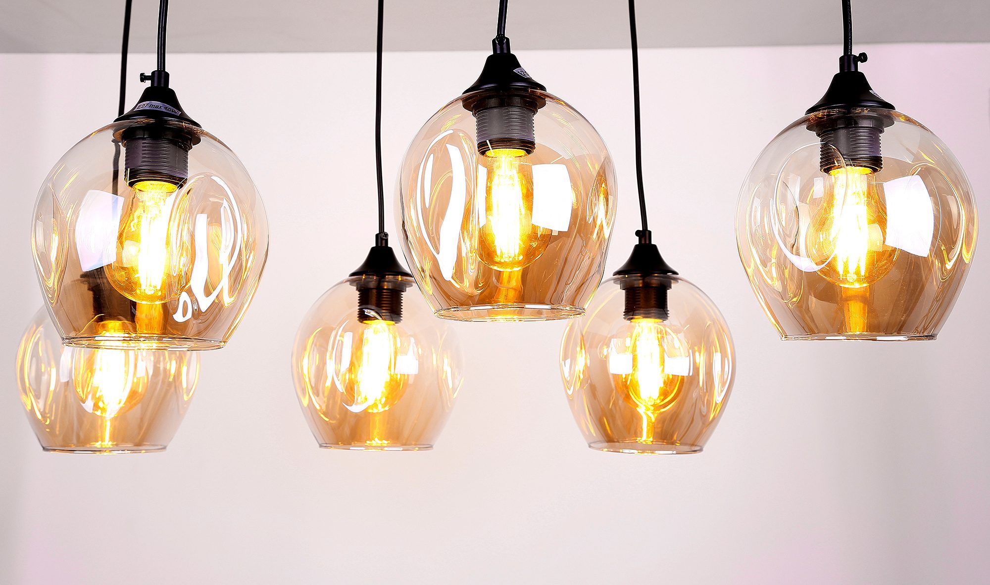 Zbliżenie świecących brązowych kloszy lampy wiszącej Berevia