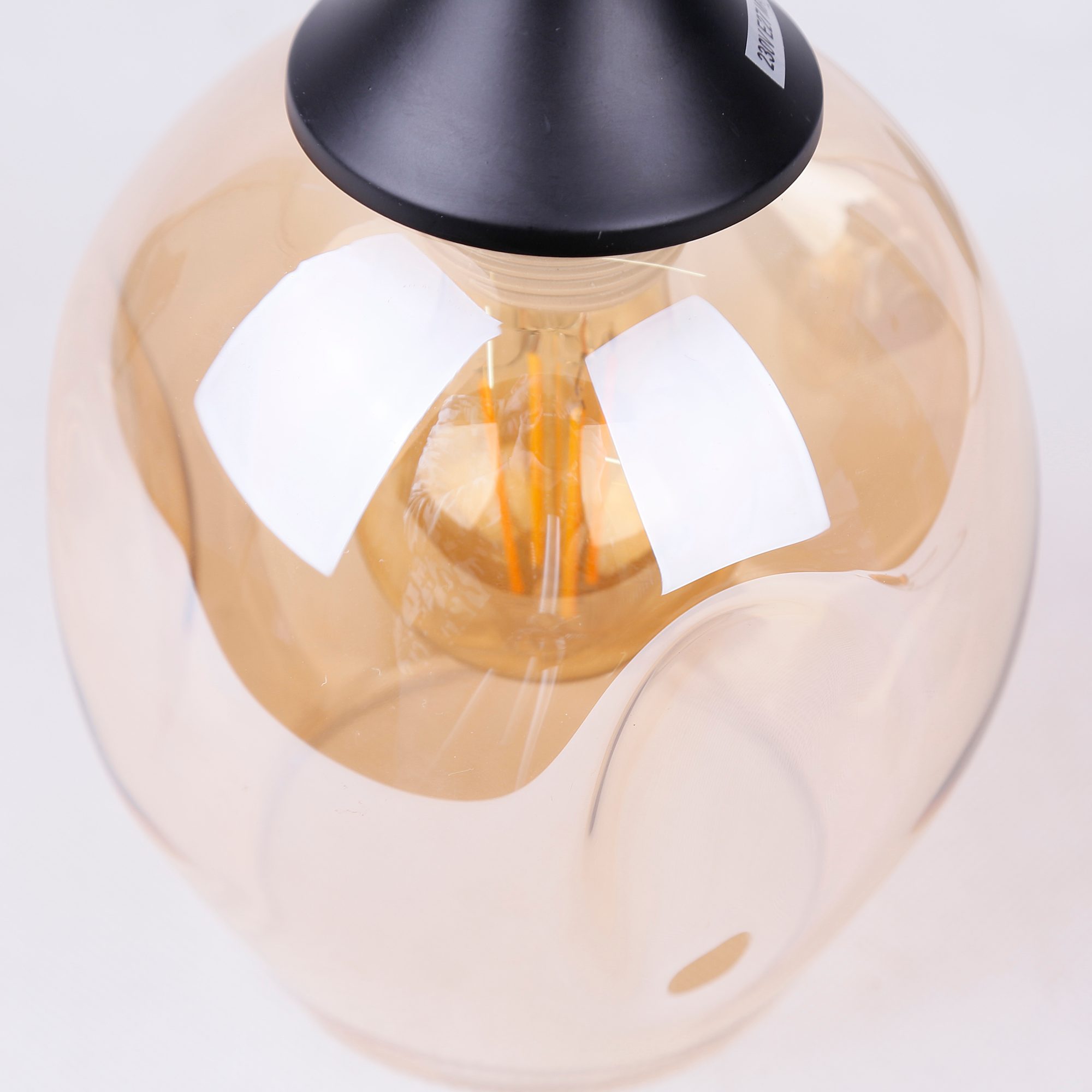 Czarna lampa wisząca Berevia z pojedynczym brązowym kloszem w drugiej aranżacji