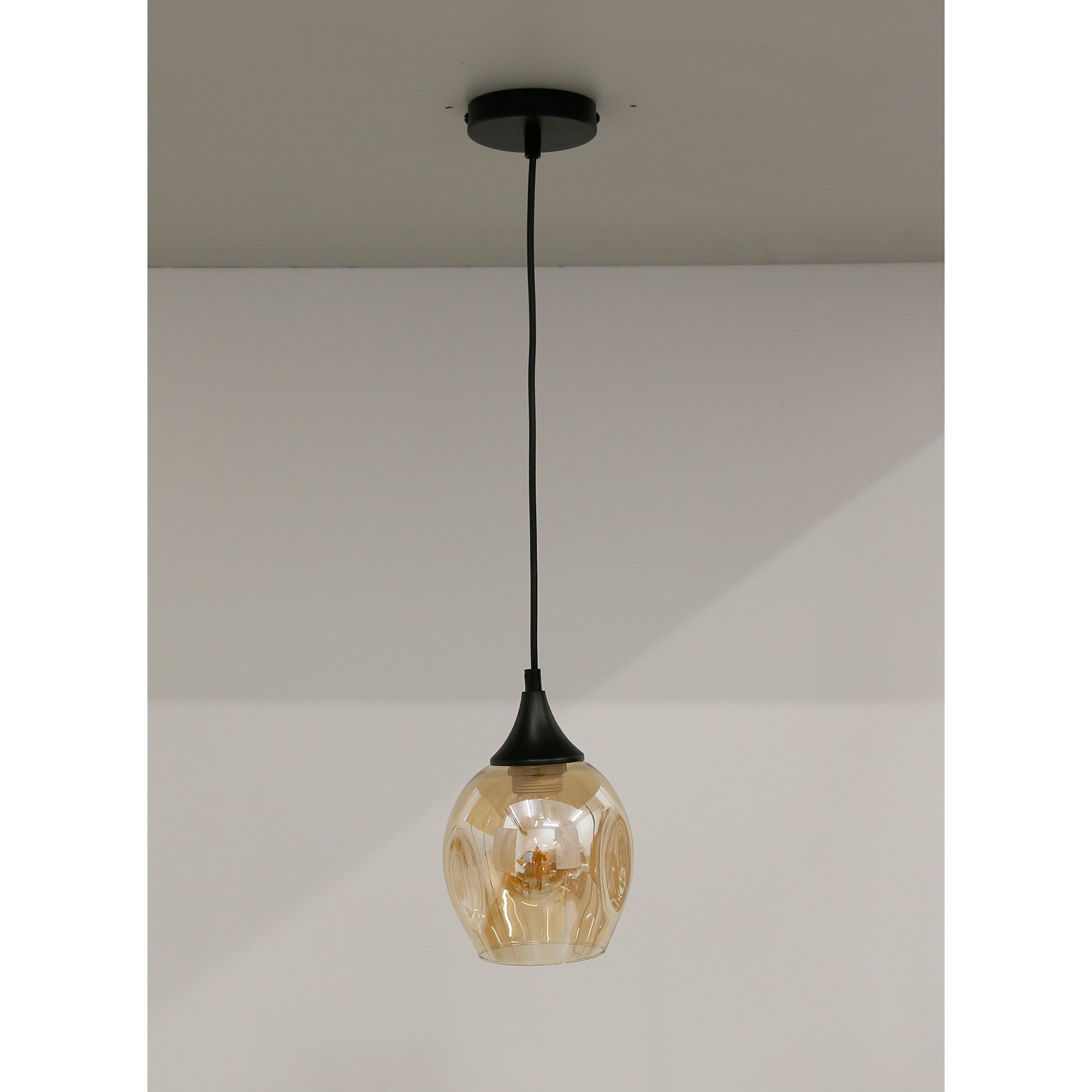 Lampa Berevia jednopunktowa z brązowym szkłem w aranżacji wnętrza