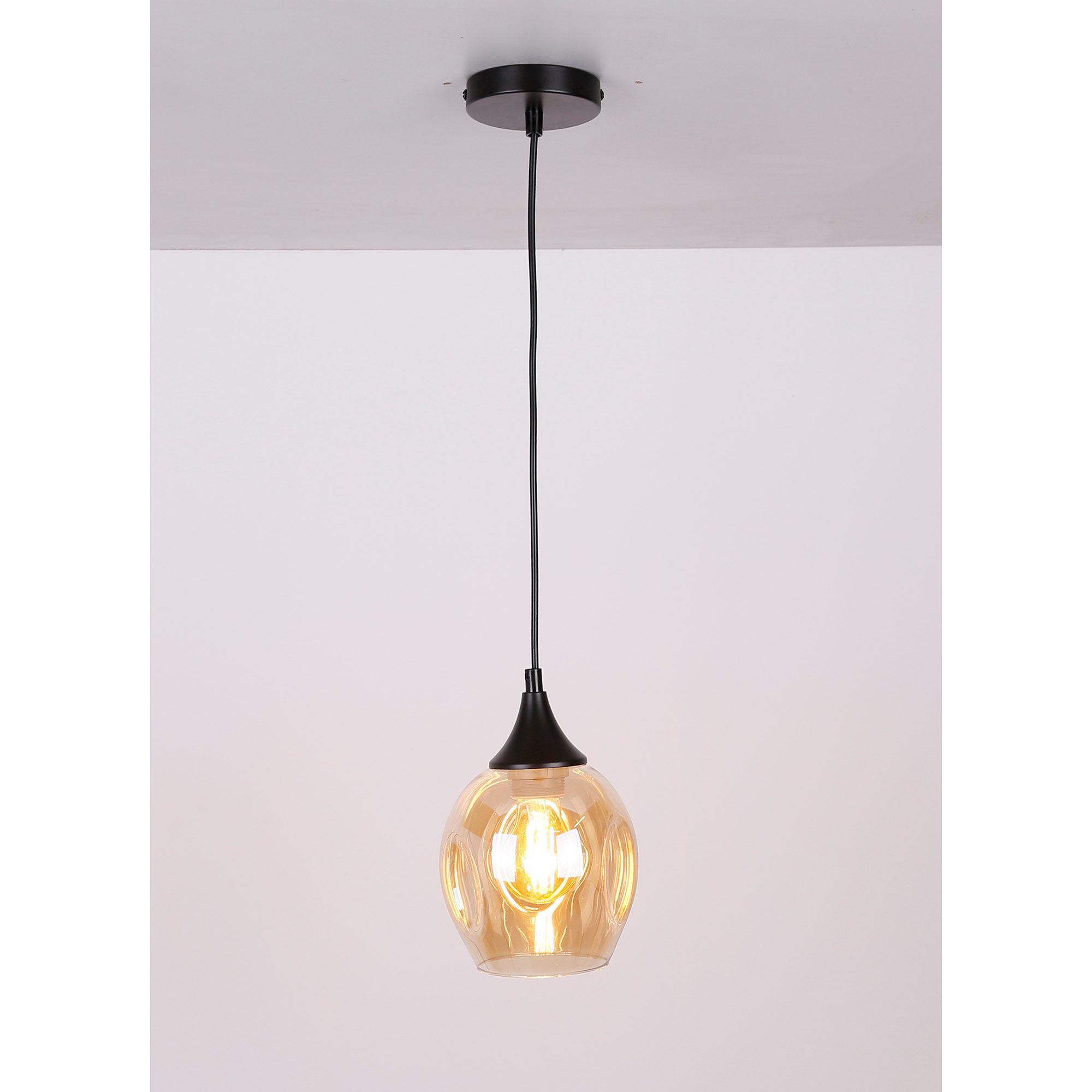 Lampa wisząca Berevia z brązowym szklanym kloszem, dodatkowe ujęcie w pomieszczeniu