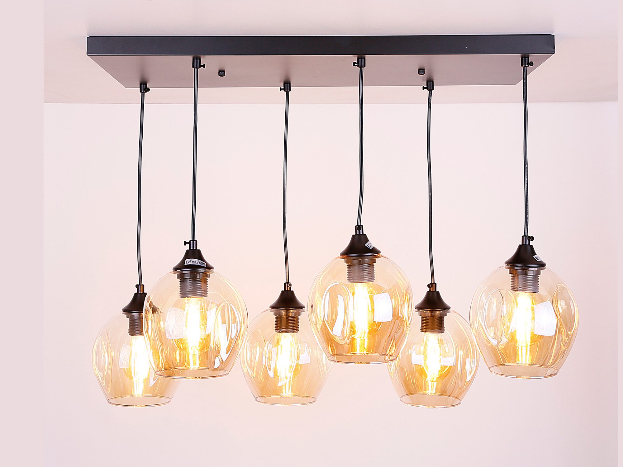 Lampa Berevia z zapalonymi sześcioma źródłami światła
