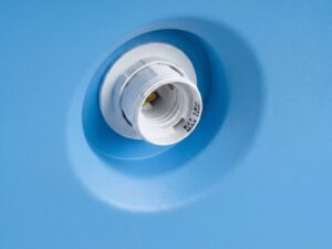 Miniaturka 6 - Lampa wisząca BIRNO błękitna – oprawka E27 z bliska