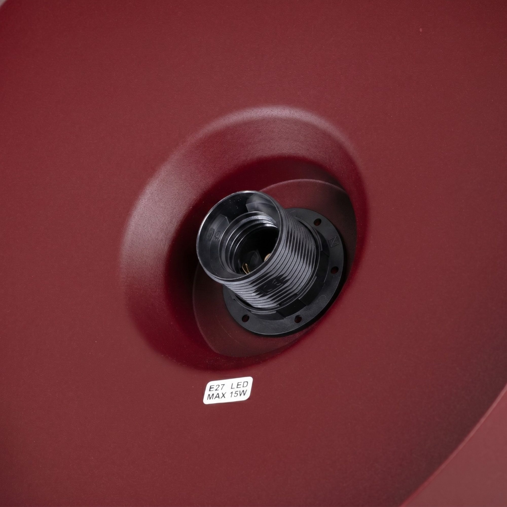 Lampa wisząca BIRNO burgund – oprawka E27 z bliska