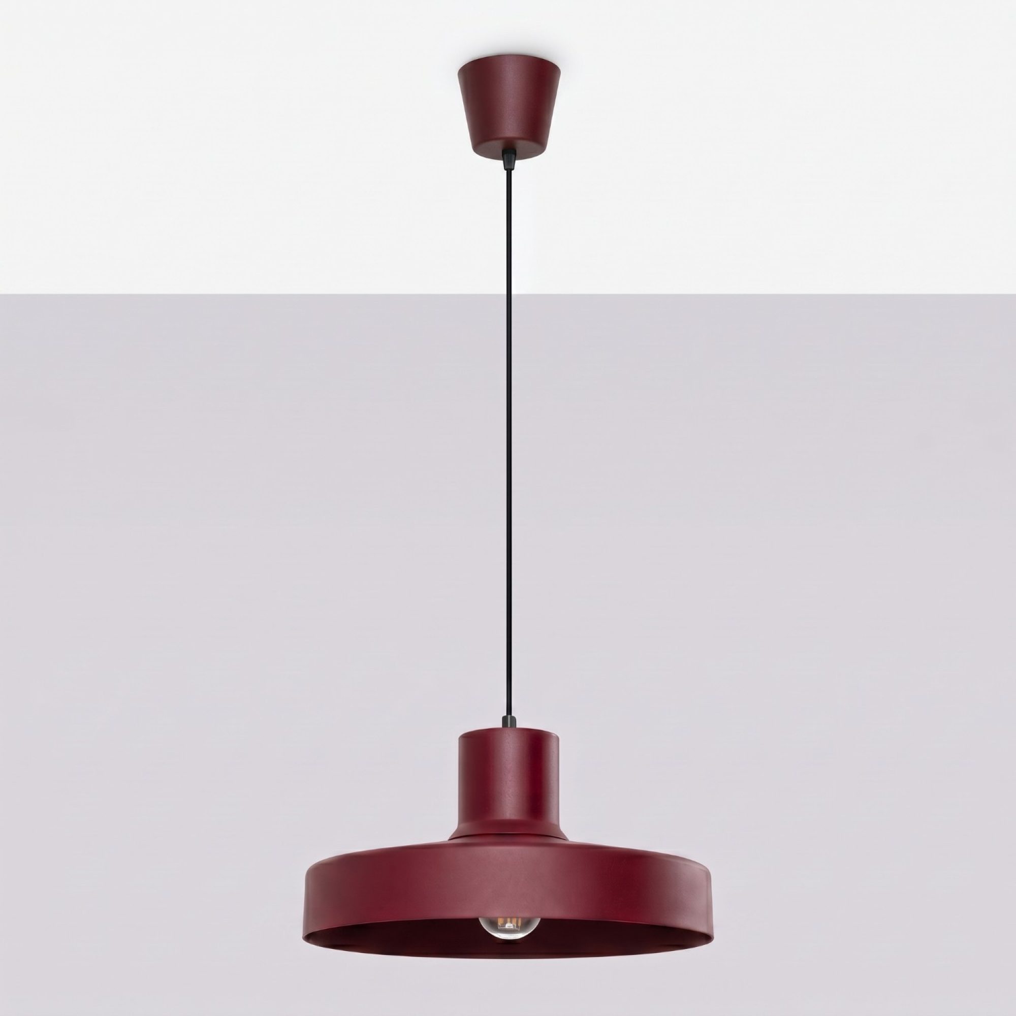 Lampa wisząca BIRNO burgund na jasnym tle