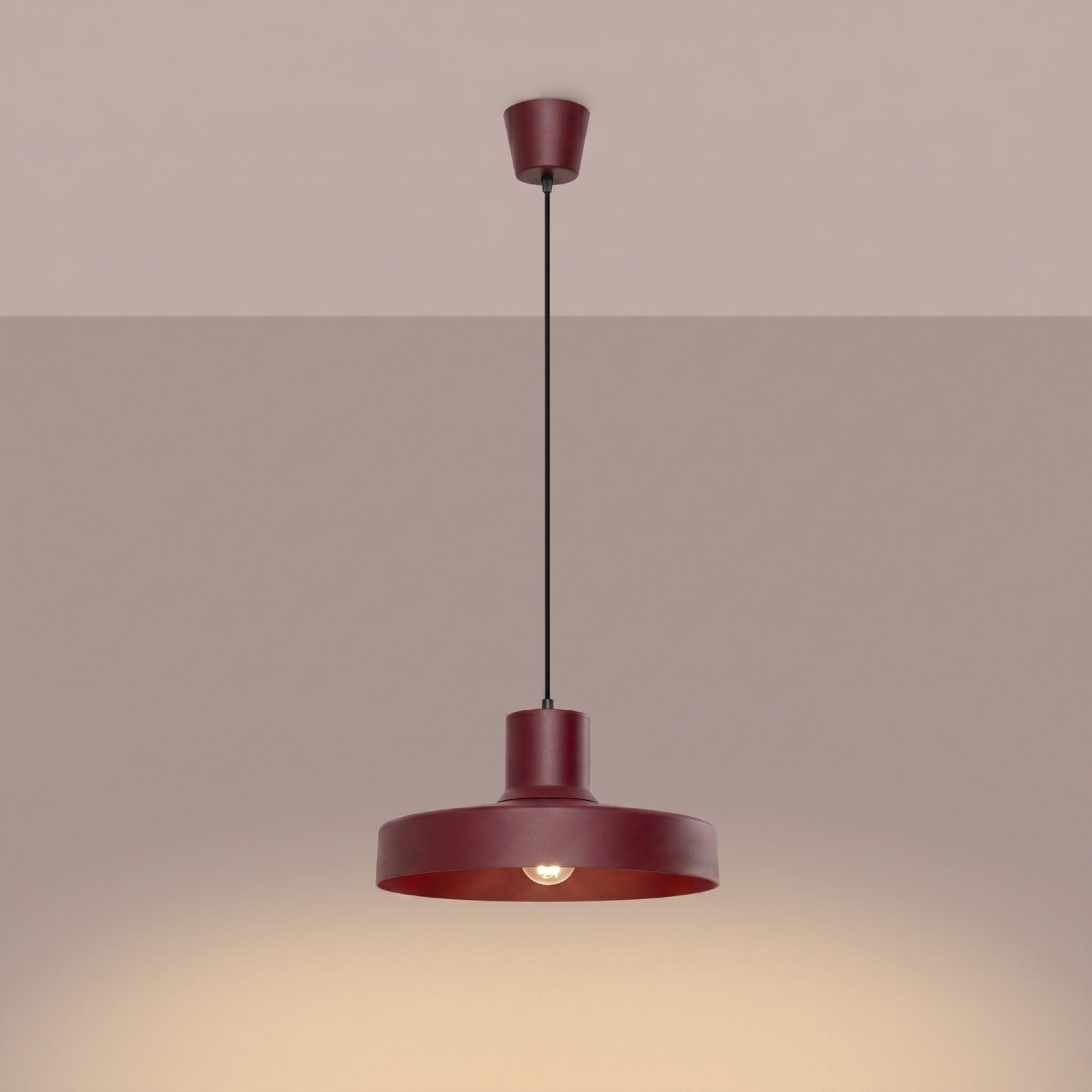 Lampa wisząca BIRNO burgund z włączonym światłem