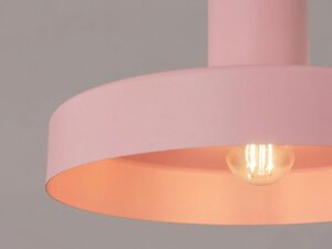Miniaturka 3 - Lampa wisząca BIRNO różowa – klosz z włączoną żarówką z bliska