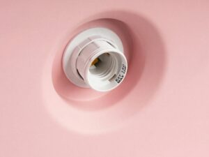 Miniaturka 6 - Lampa wisząca BIRNO różowa – oprawka E27 z bliska