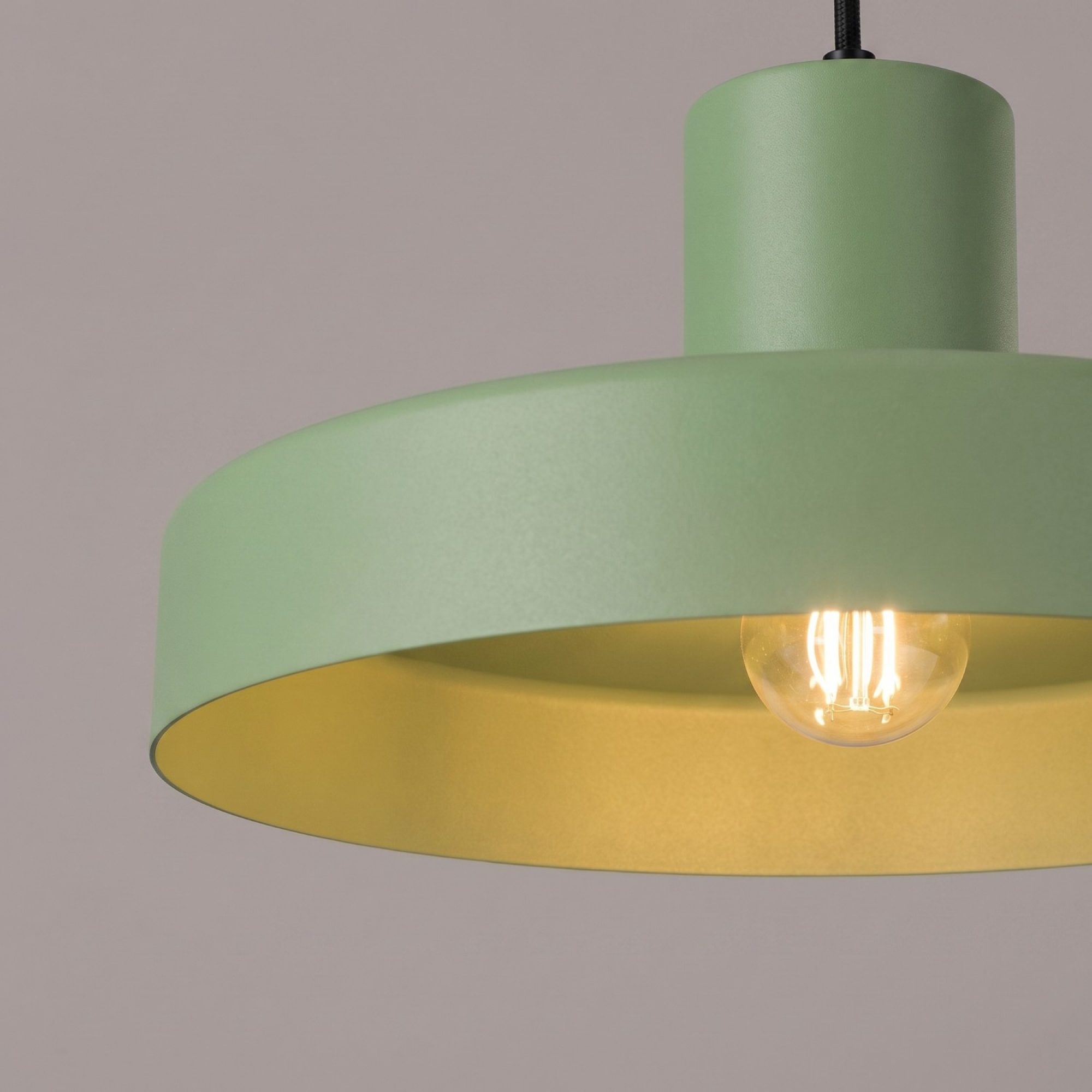 Lampa wisząca BIRNO szałwiowa – klosz z włączoną żarówką z bliska