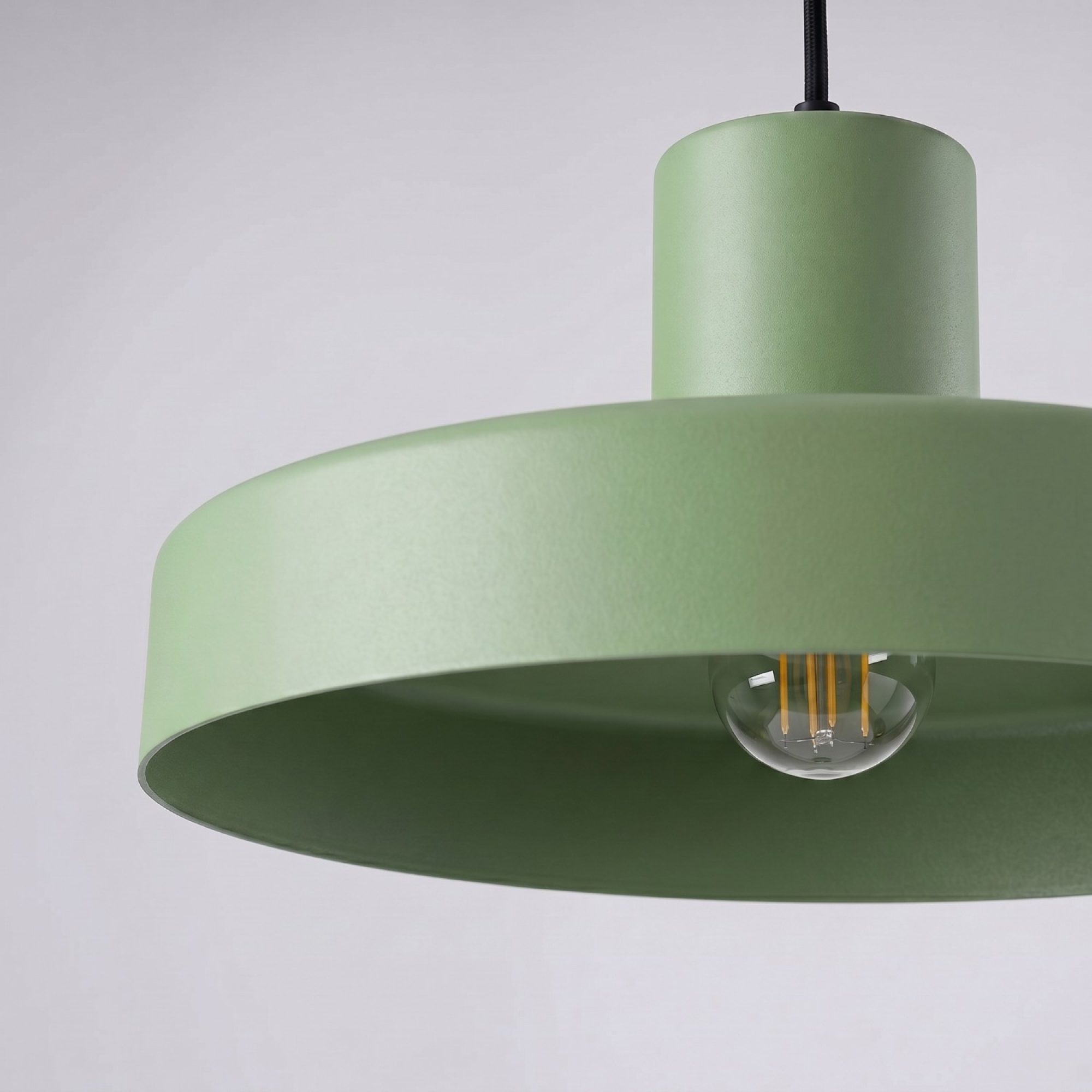 Lampa wisząca BIRNO szałwiowa – klosz od spodu z żarówką
