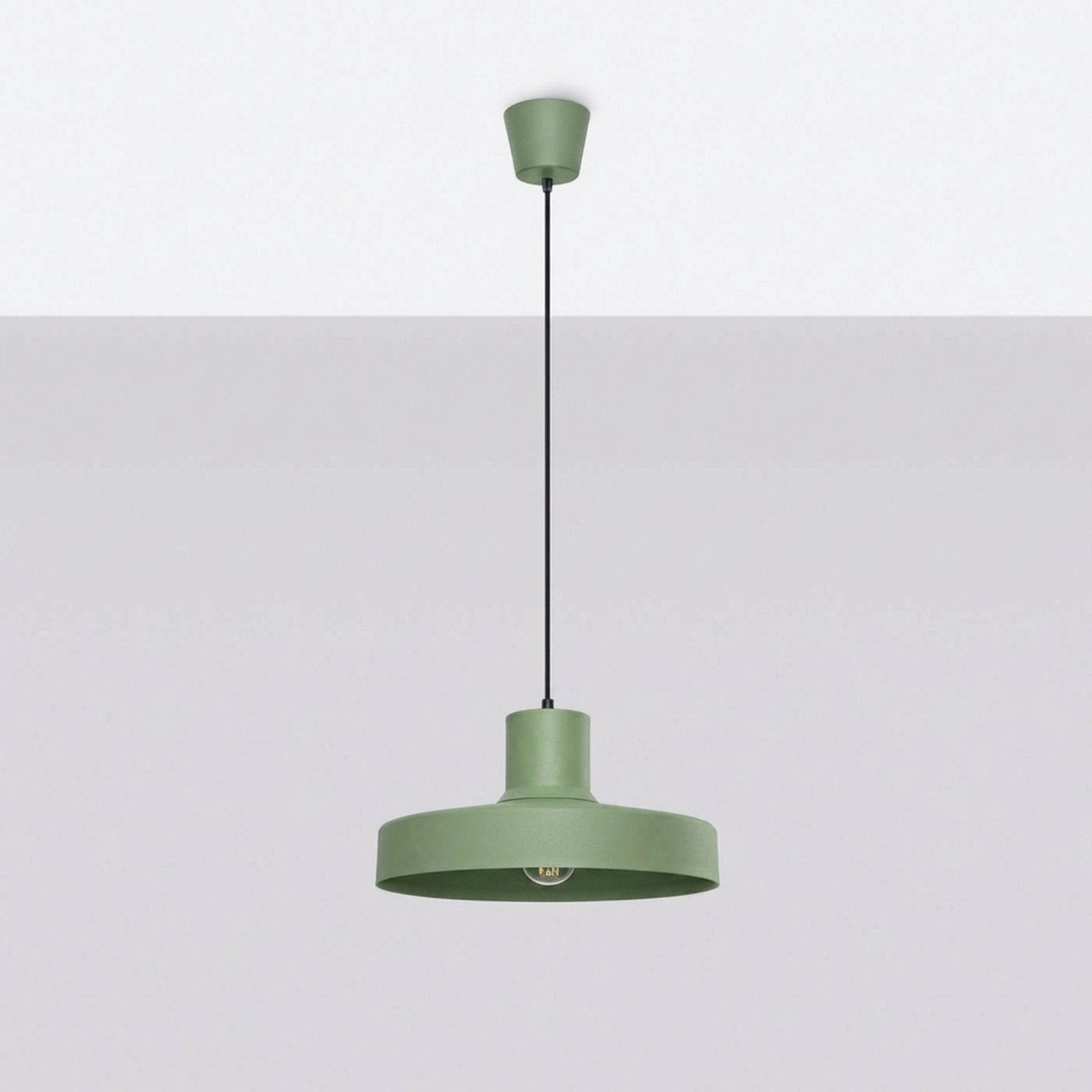 Lampa wisząca BIRNO szałwiowa na jasnym tle