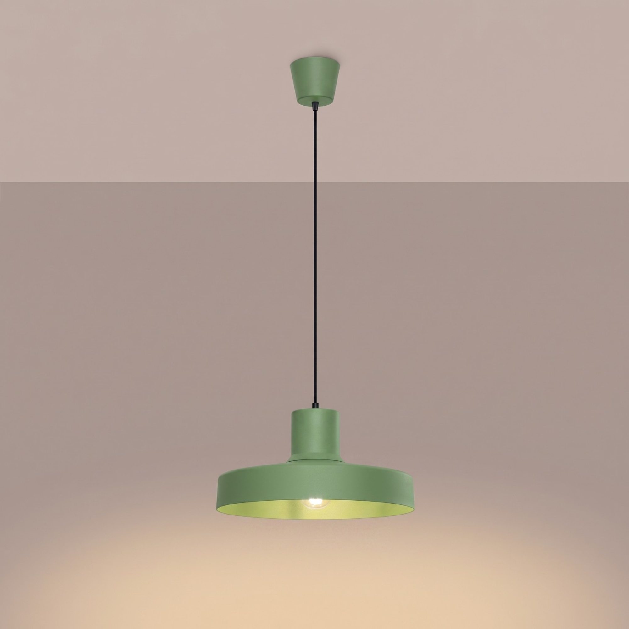Lampa wisząca BIRNO szałwiowa z włączonym światłem