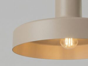 Miniaturka 3 - Lampa wisząca BIRNO taupe – klosz z włączoną żarówką z bliska
